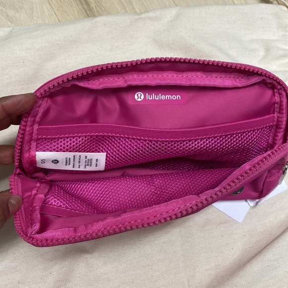 lululemon Everywhere Belt Bag Sonic Pink (Barbie Pink Hot Pink) 1L Brand… - Picture 3 of 5
